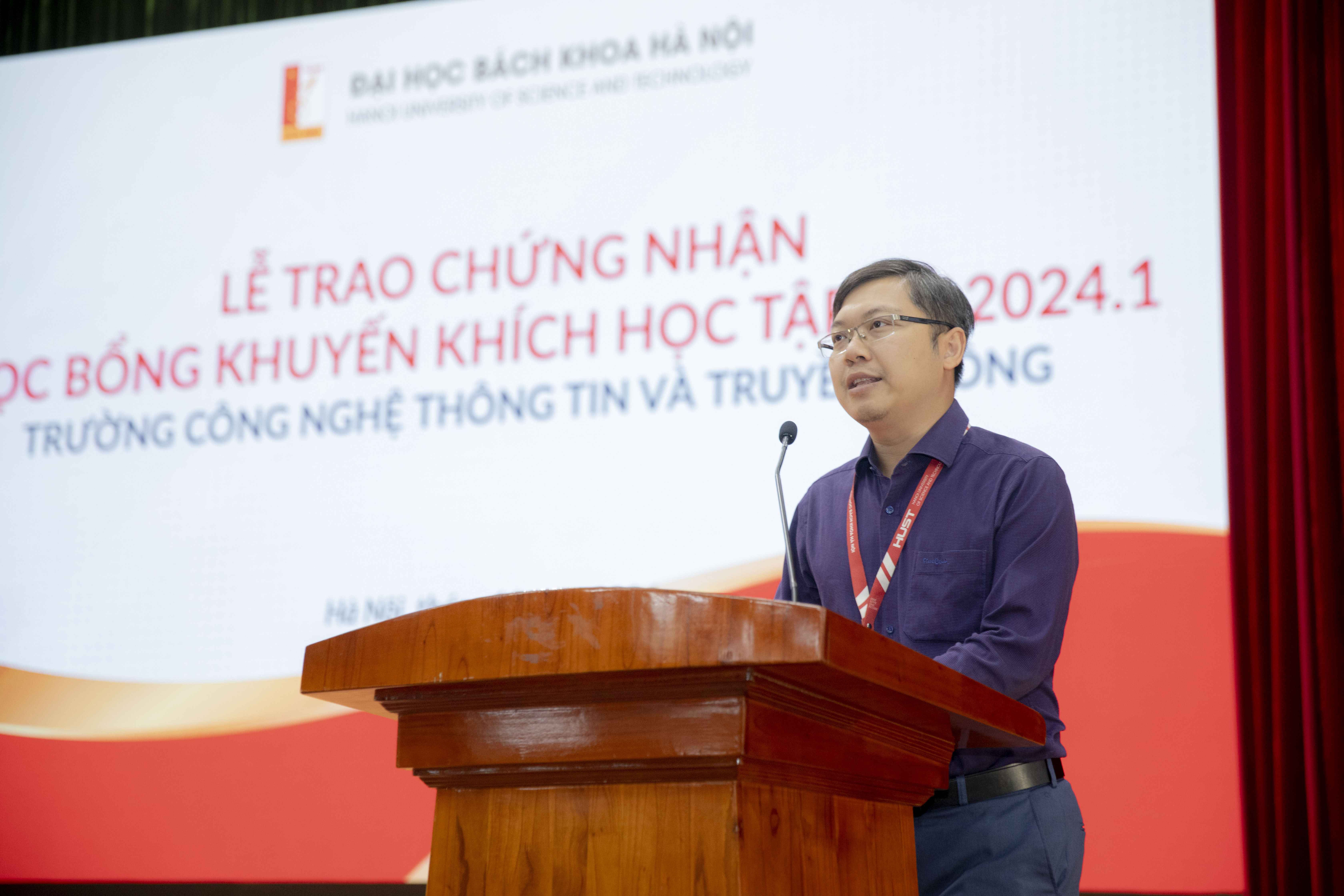 TS. Đinh Viết Sang chia sẻ với sinh viên trong buổi lễ Trao chứng nhận Học bổng Khuyến khích học tập kỳ 2024.1.