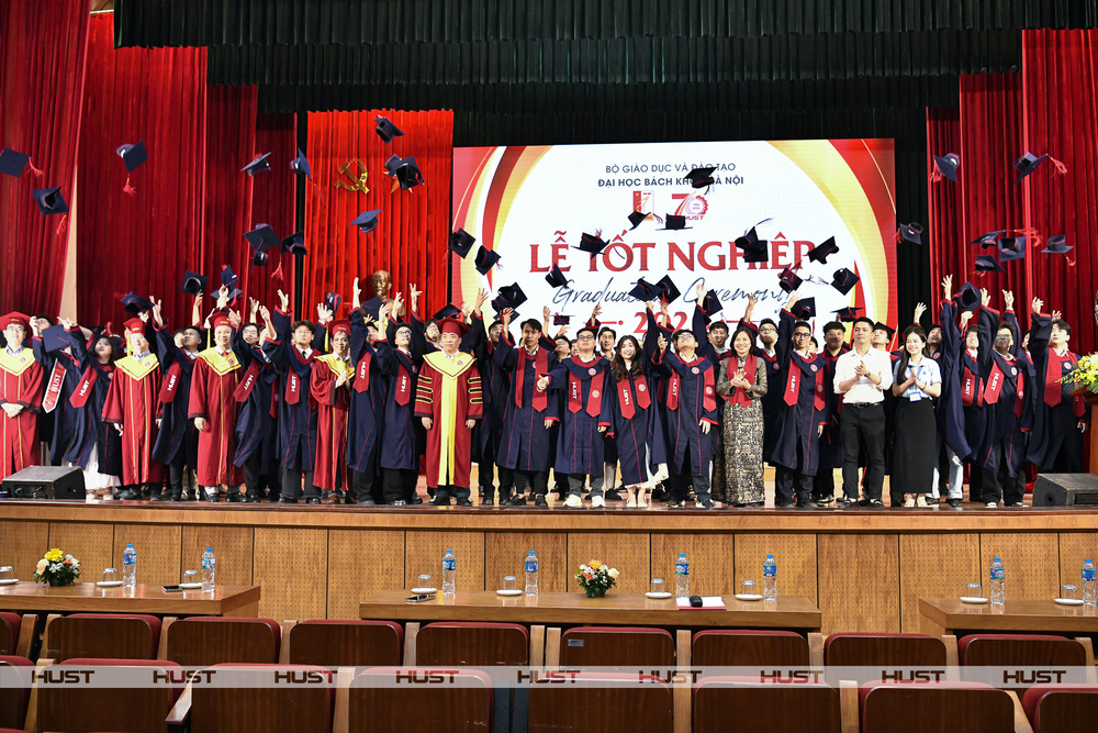 Lễ tốt nghiệp cử nhân, kỹ sư trường CNTT&TT kỳ 2025.1