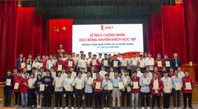 Các bạn sinh viên phấn khởi trong buổi lễ trao chứng nhận học bổng KKHT kỳ 2025.1.