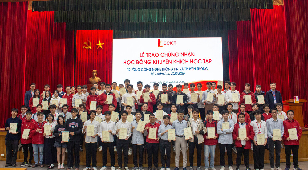 Lễ trao chứng nhận học bổng KKHT kỳ 2025.1: 176 sinh viên, 100% học bổng loại A